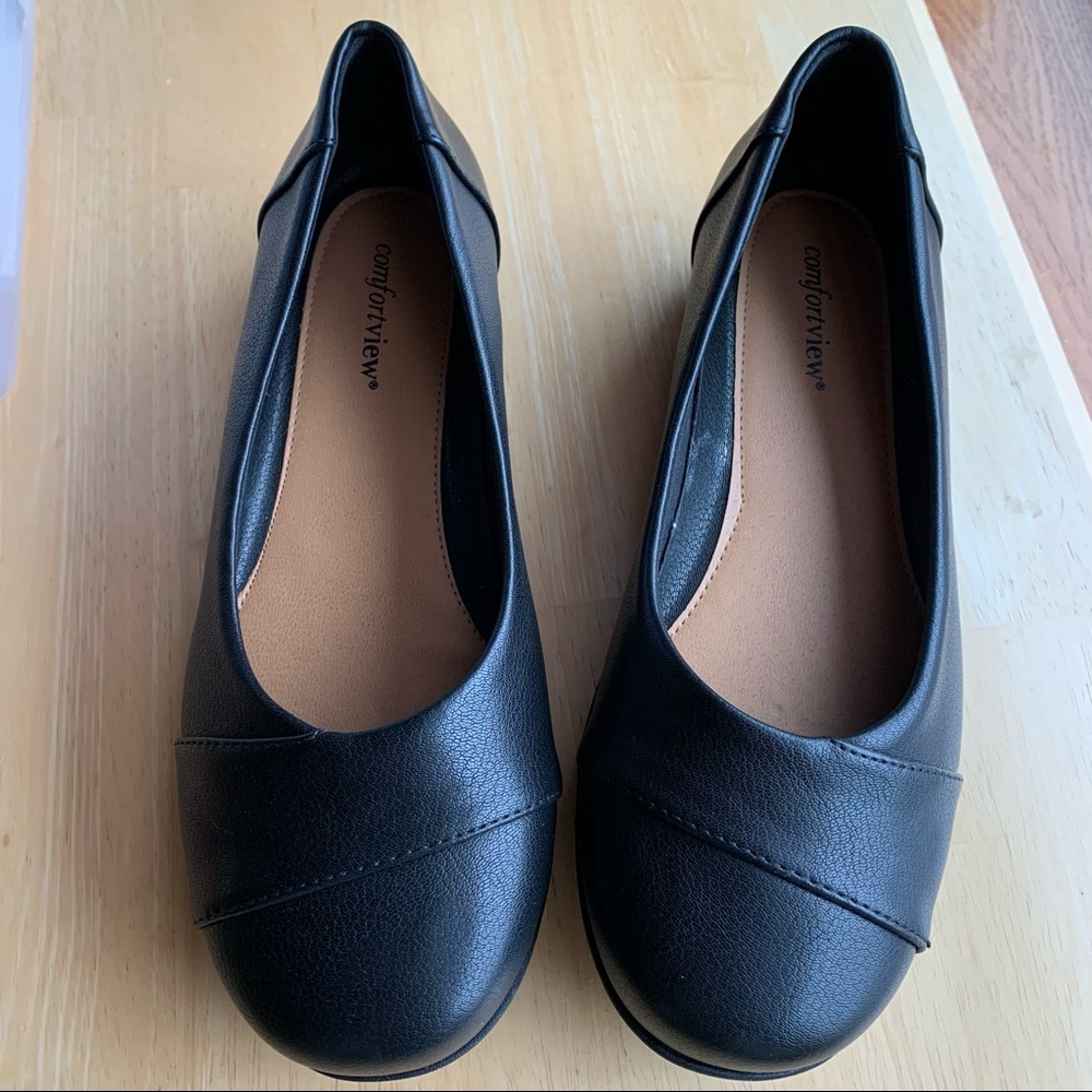 Comfort View brand flat in 8.5 WW (double wide width).